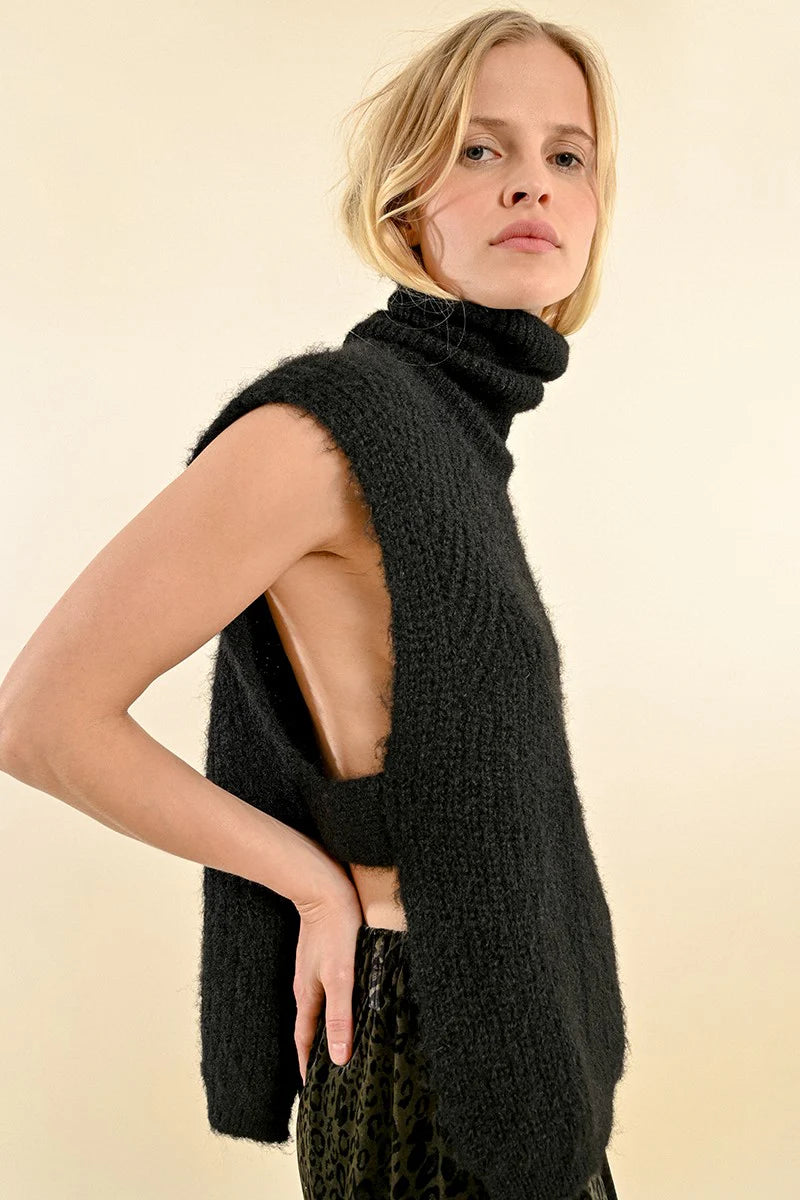 KNITTED SLEEVELESS TURTLENECK SWEATER