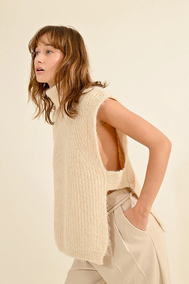 KNITTED SLEEVELESS TURTLENECK SWEATER