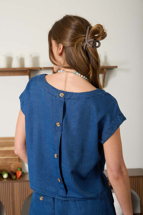 SHORT SLEEVE BACK BUTTON TOP
