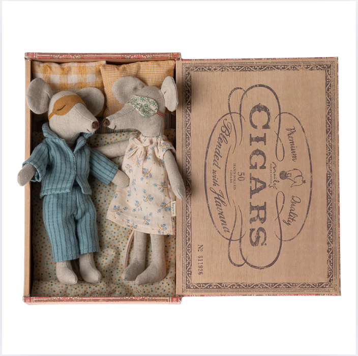 Mum & Dad In Cigar Box